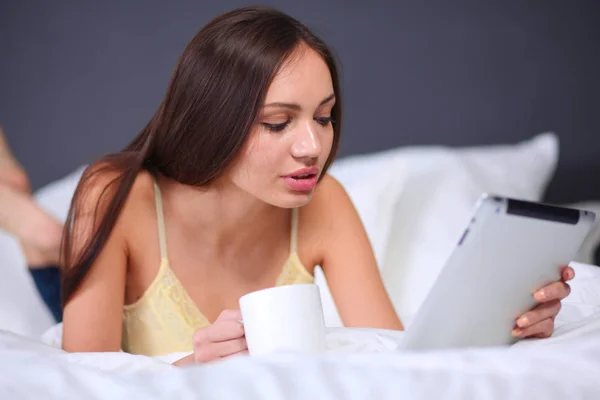 Women use a tablet pc on the bed — Stock Photo, Image