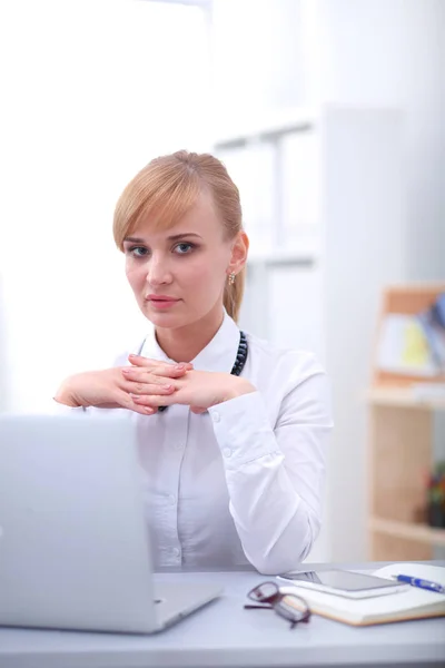 Portrait of businesswoman sitting at desk — Stock Photo, Image