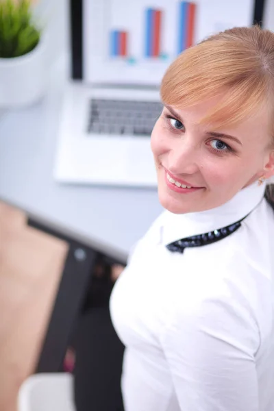 Retrato de mulher de negócios sentada na mesa — Fotografia de Stock