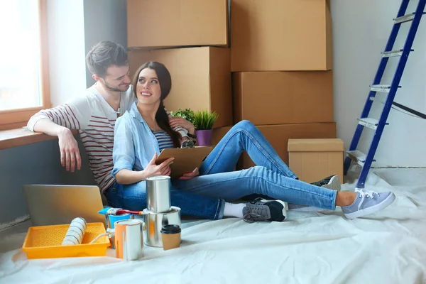 onların yeni bir daire katta oturan genç bir çift