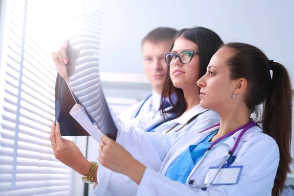 Grupo joven de médicos mirando rayos X — Foto de Stock