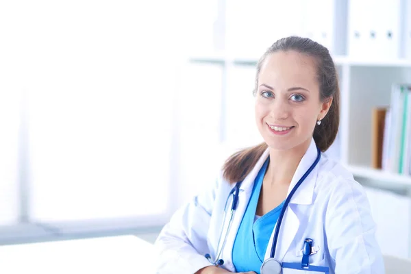 Doctor vrouw zitten met mannelijke patiënt aan de balie — Stockfoto