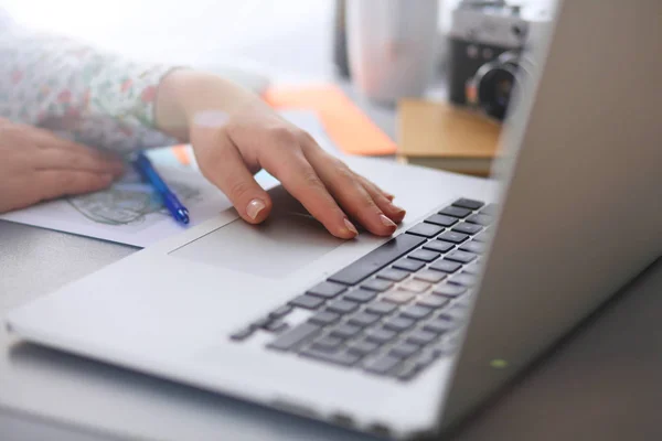 Portret van een Glimlachende zakenvrouw met koffie cup voor laptop — Stockfoto