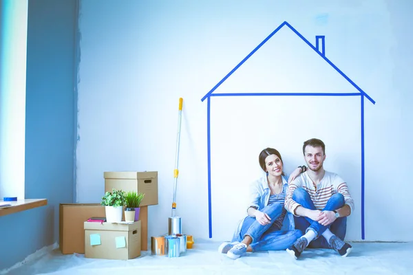 Vergadering in de voorkant van de geschilderde huis op muur (echt) paar — Stockfoto