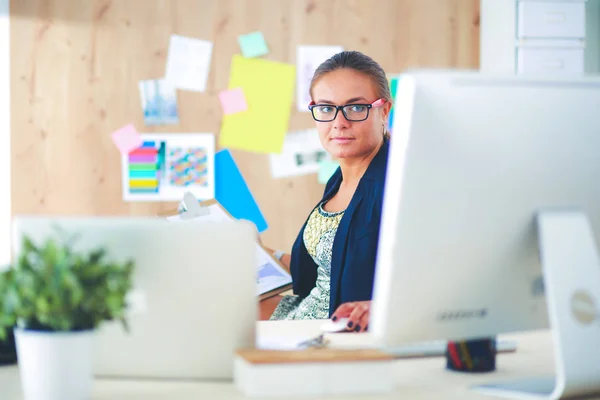 Diseñadores de moda trabajando en el estudio sentados en el escritorio — Foto de Stock