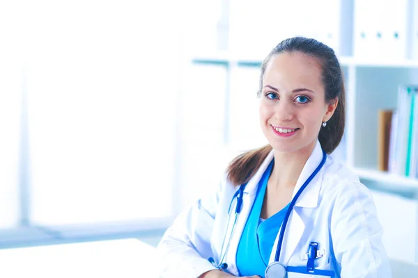 Женщина-врач, сидящая с пациентом за столом — стоковое фото