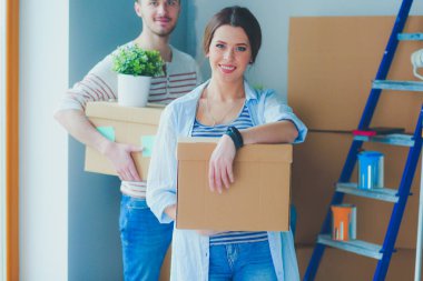 Mutlu genç çift açma veya kutu ambalaj ve yeni evine taşıdıktan