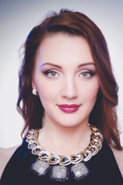 Güzel genç kadın yüzünün yakın portresi.