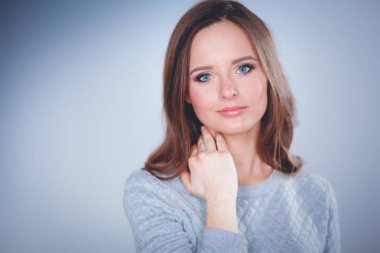 Çekici, zarif, esmer bir kadının portresi.