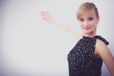 Çekici bir genç kadın ayakta portresi