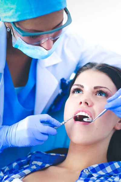 Donna dentista che lavora presso i suoi denti pazienti — Foto Stock