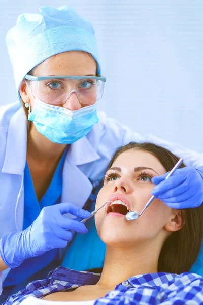 Mulher dentista trabalhando em seus pacientes dentes — Fotografia de Stock