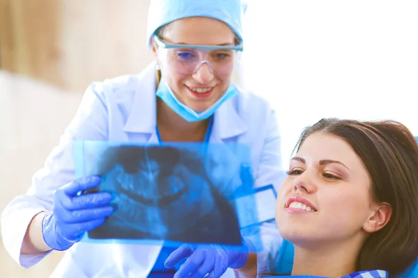 Donna dentista che lavora presso i suoi denti pazienti — Foto Stock