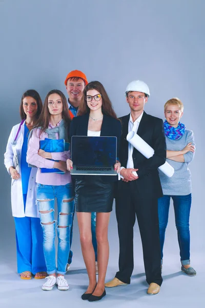 Donna d'affari sorridente con laptop e gruppo di lavoratori industriali — Foto Stock