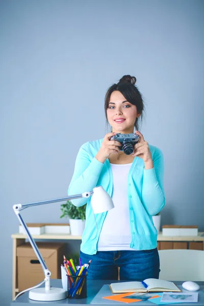 Vrouw is een professionele fotograaf met camera — Stockfoto