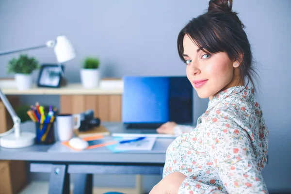 Portret van een zakenvrouw aan het bureau — Stockfoto