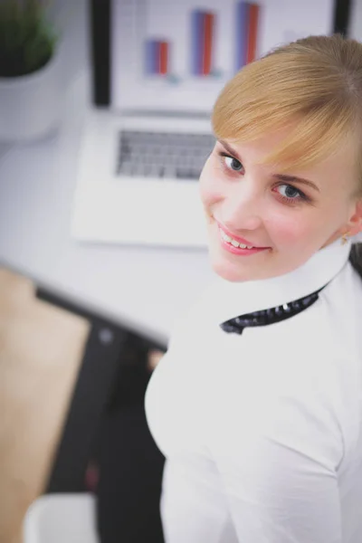 Retrato de mulher de negócios sentada na mesa — Fotografia de Stock