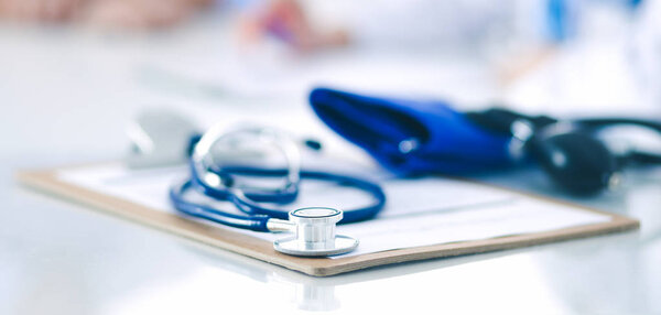 Стетоскоп крупным планом с буфетом на столе
.