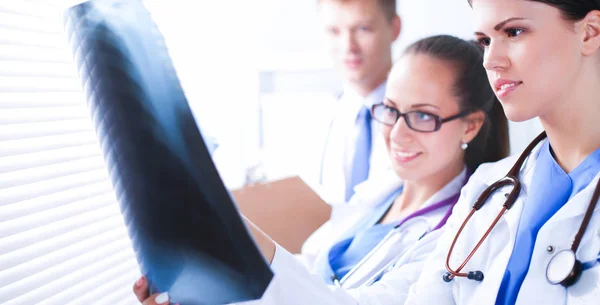 Jeune groupe de médecins qui regardent la radiographie — Photo