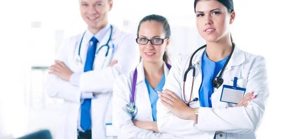 Retrato de un equipo médico sonriente de pie con las manos cruzadas. —  Fotos de Stock