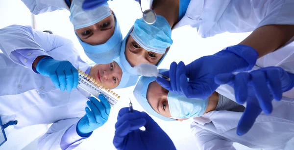 Zespół chirurgów, kobieta w mundurkach ochronnych, czapkach i maskach — Zdjęcie stockowe