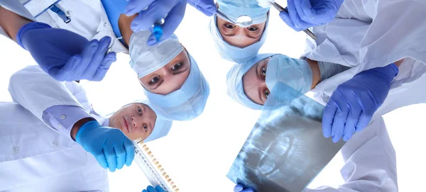 Chirurgen-Team, Männer und Frauen in Schutzuniformen, Mützen und Masken — Stockfoto