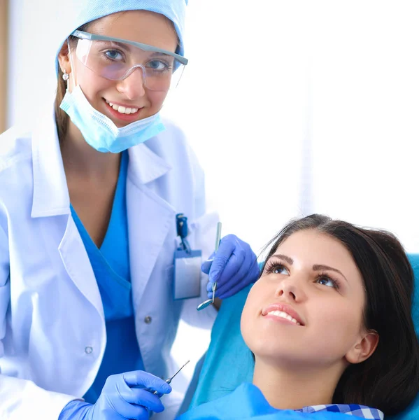 Mujer dentista trabajando en los dientes de sus pacientes — Foto de Stock