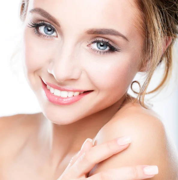 Stüdyo çekim mükemmel cilt gri bir arka plan ile güzel bir genç kadının.