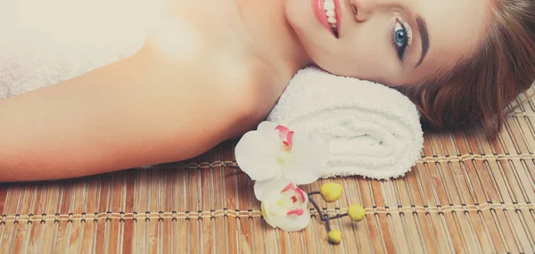 Nahaufnahme einer attraktiven jungen Frau, die eine Massage erhält — Stockfoto