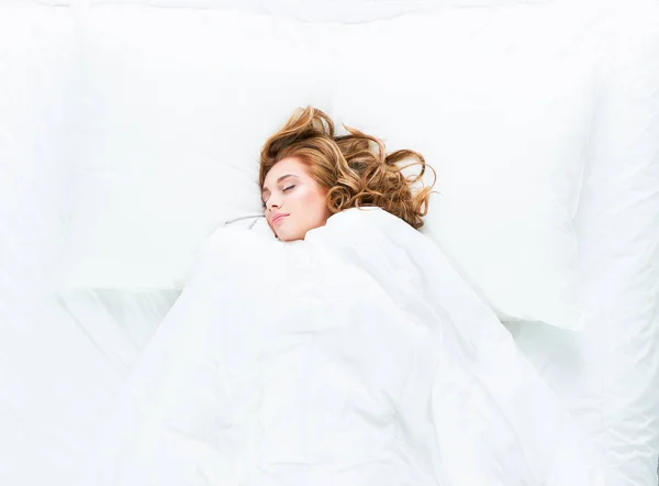Girato di una giovane donna che dorme su un letto  . — Foto Stock