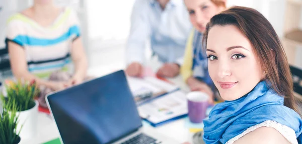 Retrato de la atractiva diseñadora sentada en el escritorio en la oficina — Foto de Stock