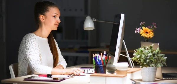 Mujer joven trabajando en la oficina, sentada en el escritorio — Foto de Stock
