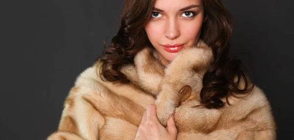 Πορτρέτο του μια όμορφη γυναίκα στο μπουφάν με γούνα. — Φωτογραφία Αρχείου