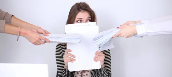 Portrait de jeune femme d'affaires fatiguée avec ordinateur portable — Photo