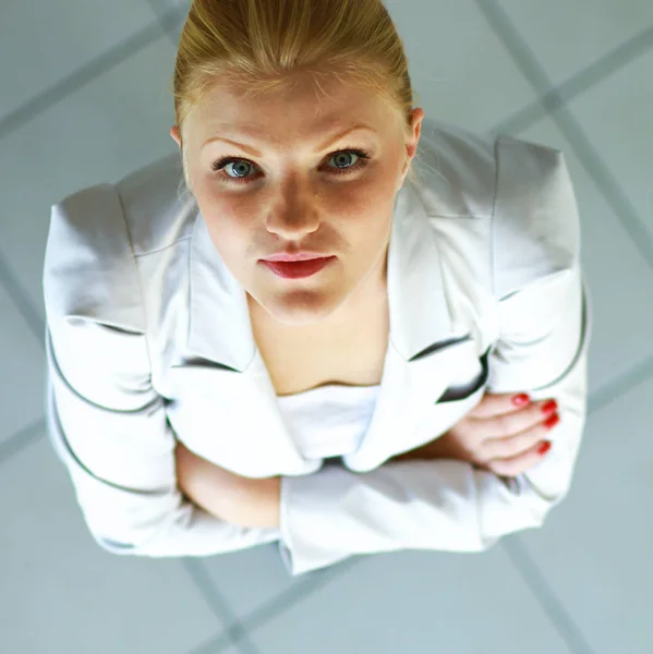 Portret van een gelukkige jonge zakenvrouw permanent — Stockfoto