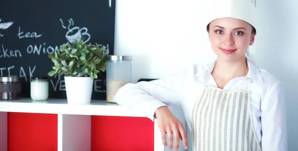 Chef-Frauenporträt mit Uniform in der Küche — Stockfoto