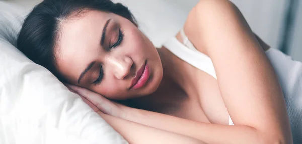 Mujer bonita acostada en la cama en casa — Foto de Stock