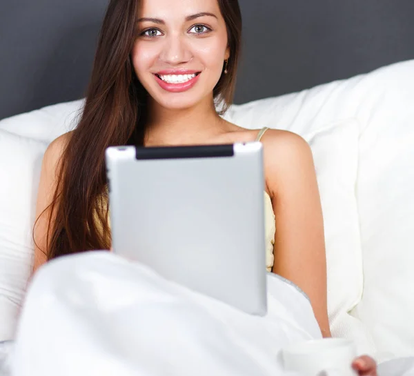 Women use a tablet pc on the bed — Stock Photo, Image