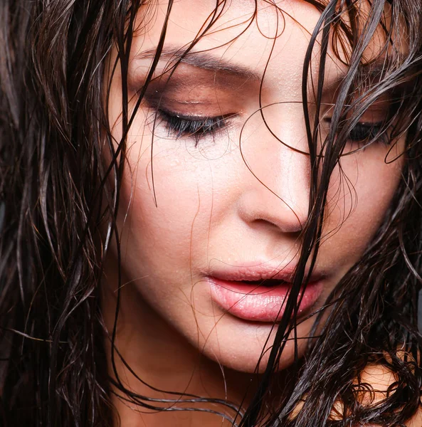 Retrato de mujer joven con maquillaje de moda — Foto de Stock