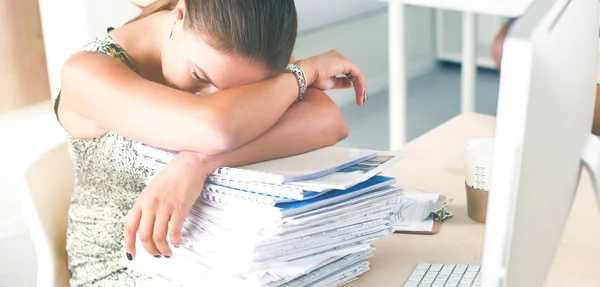 Una donna d'affari esausta è svenuta alla sua scrivania  . — Foto Stock