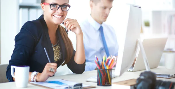 Modeontwerpers werken in studio zittend op het bureau — Stockfoto