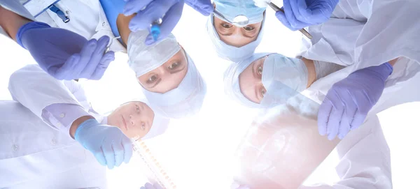 Chirurgen-Team, Männer und Frauen in Schutzuniformen, Mützen und Masken — Stockfoto