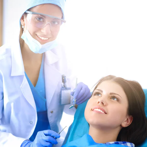 Mulher dentista trabalhando em seus pacientes dentes — Fotografia de Stock