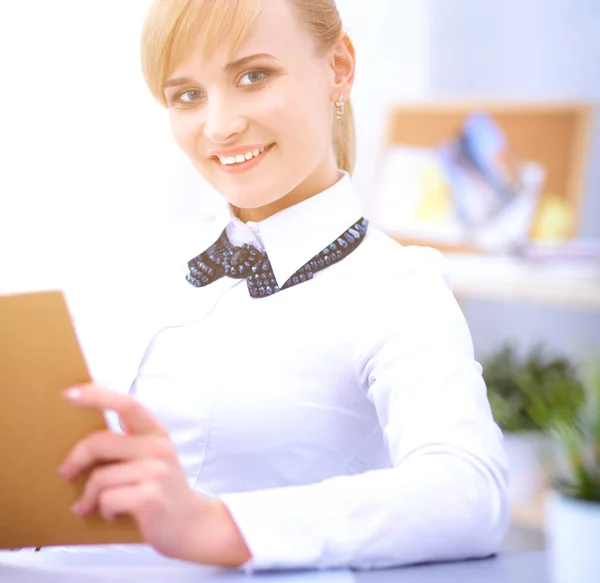 Portrait de femme d'affaires assise au bureau avec un ordinateur portable — Photo