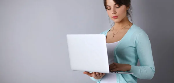 Glad ung kvinna använder sin bärbara dator — Stockfoto