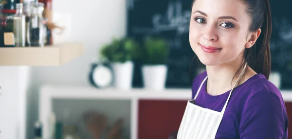 Een jonge vrouw in de keuken. — Stockfoto