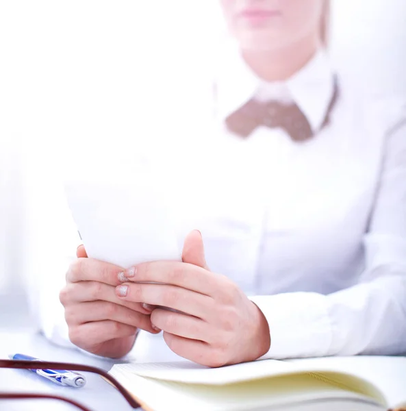 Donna in ufficio utilizzando il telefono cellulare — Foto Stock