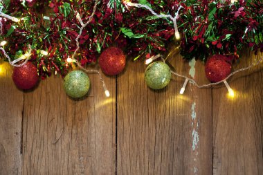 Ahşap arka planda noel ağacı süslemesi