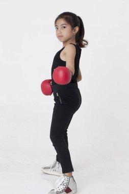 Boks eldivenleri bir kızla