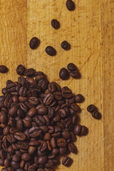 De koffie bonen op oude tabel — Stockfoto